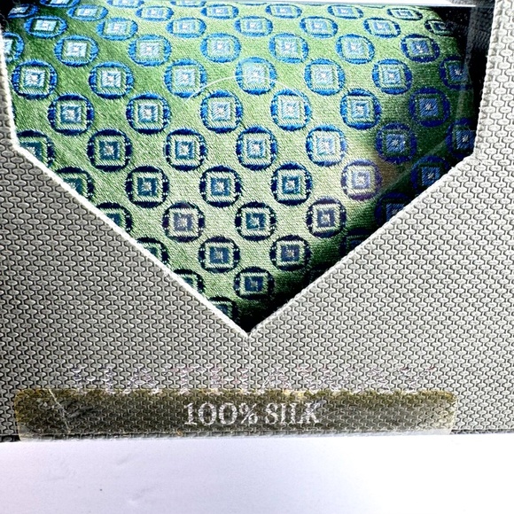 Hathaway Men’s 100% Silk Tie Green Blue Geometric Pattern NWT Gift Box - Picture 3 of 3